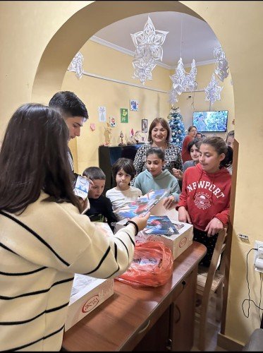 ### პროექტის დასახელება: "სიყვარული ბავშვთა სახლიდან"  #### პროექტის მიზანი: ბავშვთა სახლის ბავშვებისთვის საახალწლო საჩუქრების შეგროვება და მათთან ვიზიტი, რათა გავუზიაროთ სიყვარული და სითბო.  #### პროექტის აღწერა: ამ პროექტის მიზანია ბავშვთა სახლში ვიზიტი, რომლის დროსაც შევაგროვებთ და გავუზიარებთ საჩუქრებს, რომლებიც შევიძინეთ სკოლაში ორი თვის განმავლობაში.  #### პროექტის ეტაპები:  1. **გეგმვა და ორგანიზება** (1 კვირა)    - პროექტის იდეის განხილვა მეგობრებთან და მასწავლებელთან.    - ბავშვთა სახლთან კავშირის დამყარება და მათი საჭიროებების გაგება.    - საკომუნიკაციო არხების შექმნა: თემა სკოლაში, ფლაიერების გავრცელება.  2. **საჩუქრების შეგროვება** (6 კვირა)    - საჩუქრების სიაზე მუშაობა: შოკოლადები, სათამაშოები, წიგნები, საახალწლო დეკორაციები.    - მოსწავლეების, მასწავლებლების და მშობლების ჩართვა: თითოეული მოსწავლის სურვილის მიხედვით კონკრეტული ნივთების შეძენა.    - საჩუქრების შეგროვება და თაროზე გაწვდვა.  3. **ბავშვთა სახლში ვიზიტი** (1 დღე)    - ვიზიტისთვის მზადება: ჩაცმულობა, მშვენიერი განწყობა.    - საჩუქრების გადაცემის დღის ორგანიზება: თამაში, სიმღერა, მხიარულება.    - ბავშვებთან ურთიერთობა: ცალკეული თამაშების მოწყობა, საუბარი.  4. **შემდგომი ნაბიჯები** (1 კვირა)    - პროექტის შეფასება: მოსწავლეების და მასწავლებლების აზრები.    - ბავშვთა სახლთან ურთიერთობის შენარჩუნება: მომავალში მსგავსი აქტივობების დაგეგმვა.    - ფოტოების და ვიდეოების გაზიარება, რათა საზოგადოების ცნობიერება გაიზარდოს.  #### რესურსები: - სკოლა (ადგილმდებარეობა, მხარდაჭერა) - მეგობრები და მასწავლებლები (როლი და პასუხისმგებლობა) - ბავშვთა სახლი (პარტნიორობა და საჭიროებები) - ფინანსური რესურსები (საჩუქრების შესყიდვა)  #### მოლოდინები: - ბავშვთა სახლის ბავშვების სიხარული და ბედნიერება. - მოსწავლეების და მასწავლებლების აქტიური ჩართულობა და სასიამოვნო გამოცდილება. - მომავალში მსგავსი პროექტების განხორციელების სურვილი.  #### შედეგები: - საჩუქრების გადაცემის წარმატება. - სოციალური პასუხისმგებლობის ზრდა. - ბავშვებთან არაჩვეულებრივი ურთიერთობის დამყარება.  ეს პროექტი არა მხოლოდ მშვენიერი შესაძლებლობაა ბავშვებისათვის, არამედ გაწვდილი სითბოსა და სიყვარულის შესაძლებლობა.