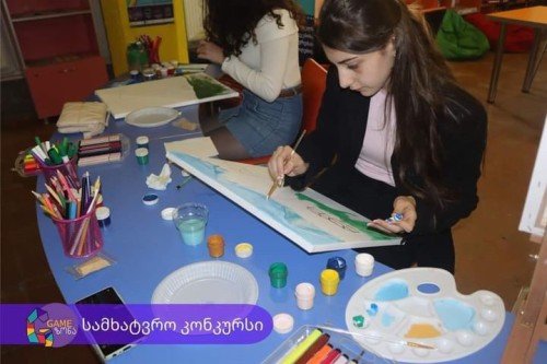 ესეც ხატვის პროცესის ამსახველი ფოტოა